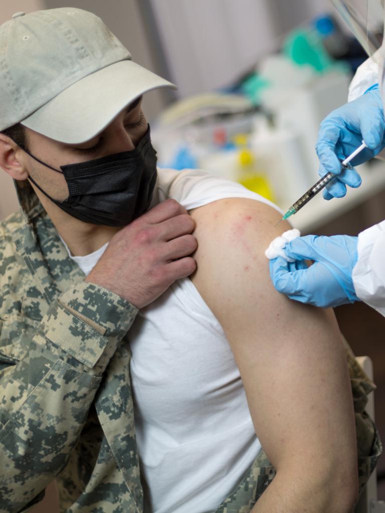 Militair wordt gevaccineerd tegen Covid-19