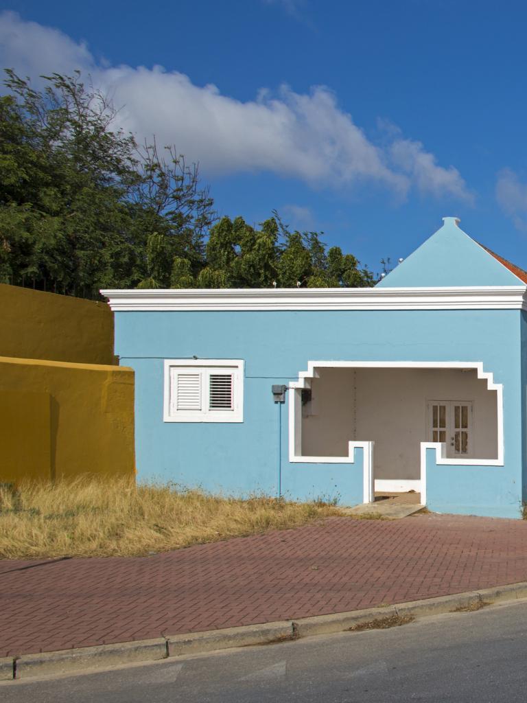 Een blauw huis in een straat in Bonaire