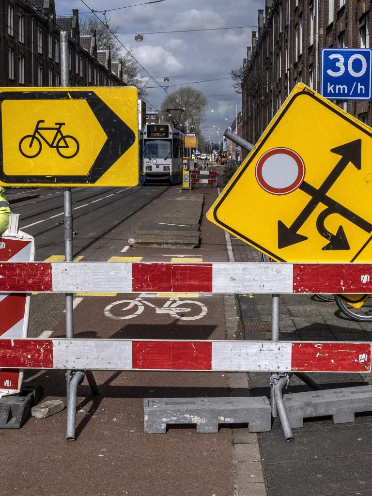 cover annual report 2019: constructor on the street and traffic signs