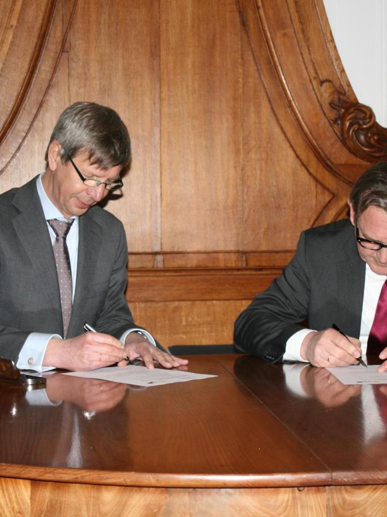 Foto van Nationale ombudsman, Reinier van Zutphen en de Zeeuwse ombudsman, Gertjan van der Brugge