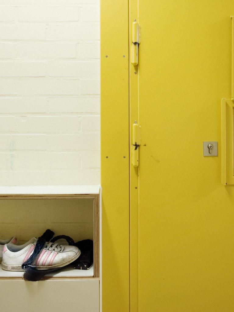 Geel gekleurde gevangenisdeur