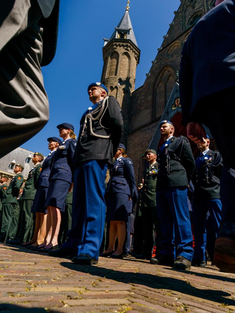 (oud) militairen in een rij op het Binnenhof in Den Haag