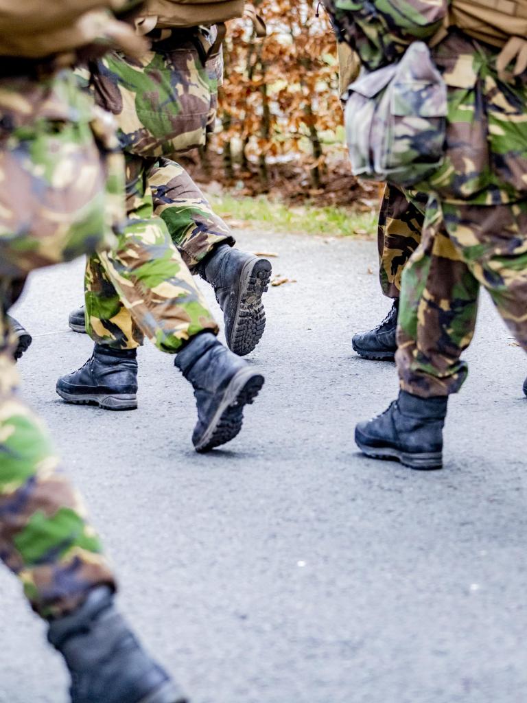 Een groep militairen lopend in een rij