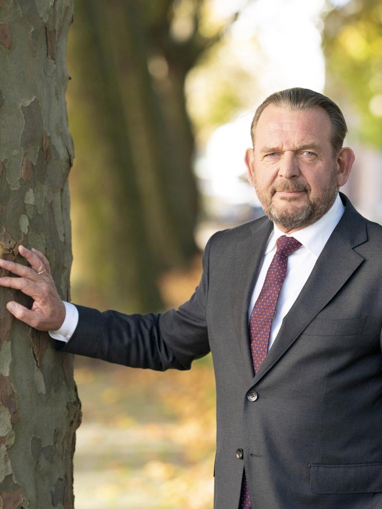 Man leunt tegen boom: Reinier van Zutphen, Nationale ombudsman