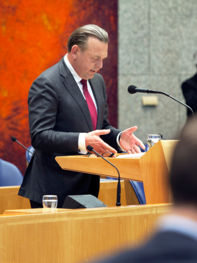 Reinier van Zutphen biedt jaarverslag 2015 aan in de Tweede Kamer 