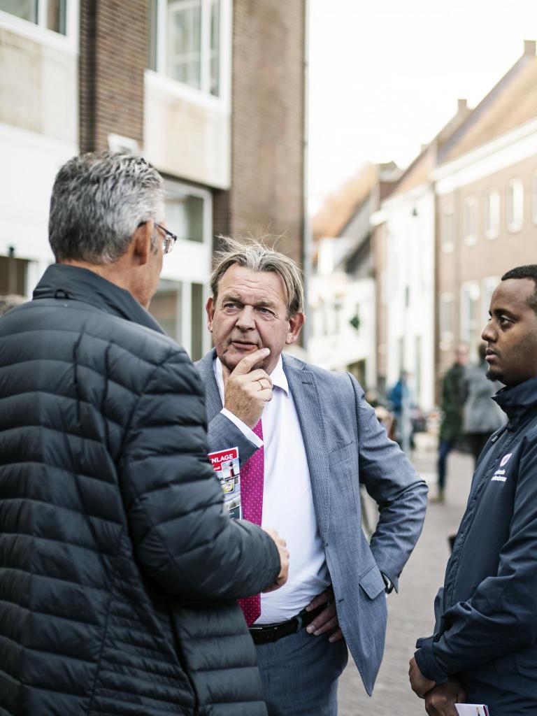 Reinier van Zutphen op straat in gesprek met een man