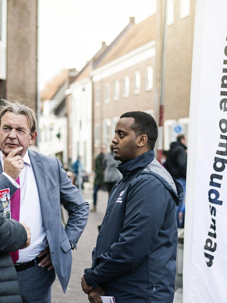 Nationale ombudsman Reinier van Zutphen en team spreken met mensen tijdens provincietour