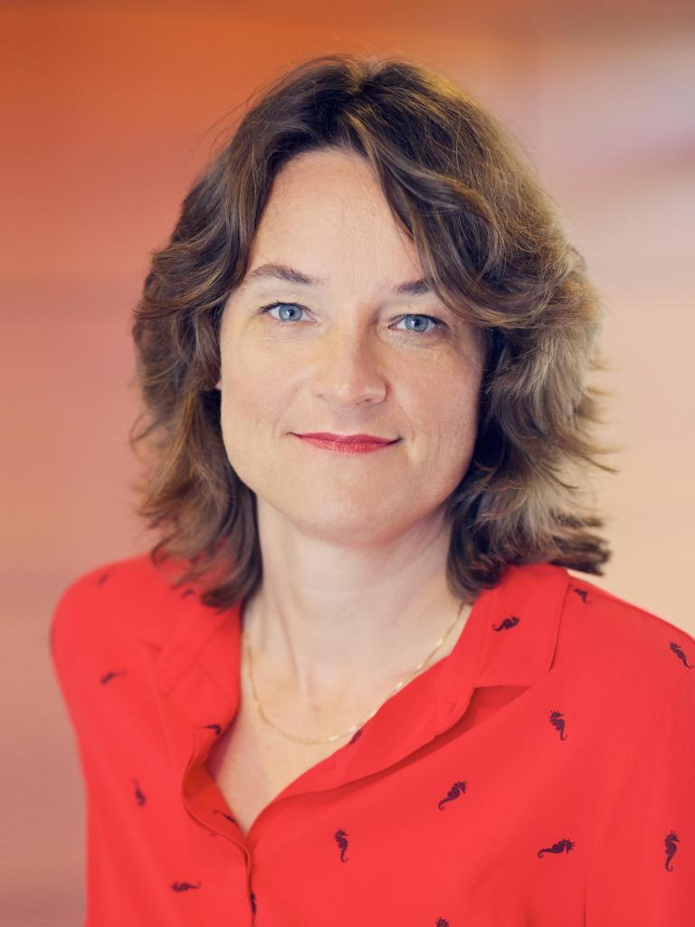 Portret van vrouw met bruin haar en rode blouse (Ira van Keulen, omgevingsmanager Nationale ombudsman)