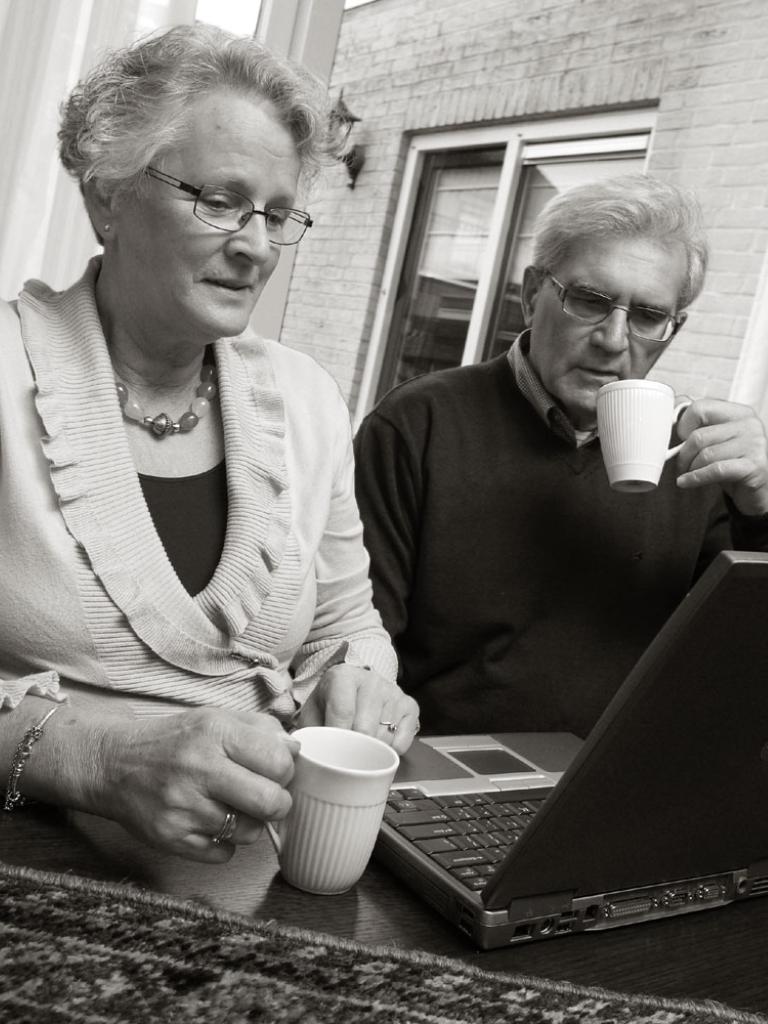 Ouder echtpaar achter laptop
