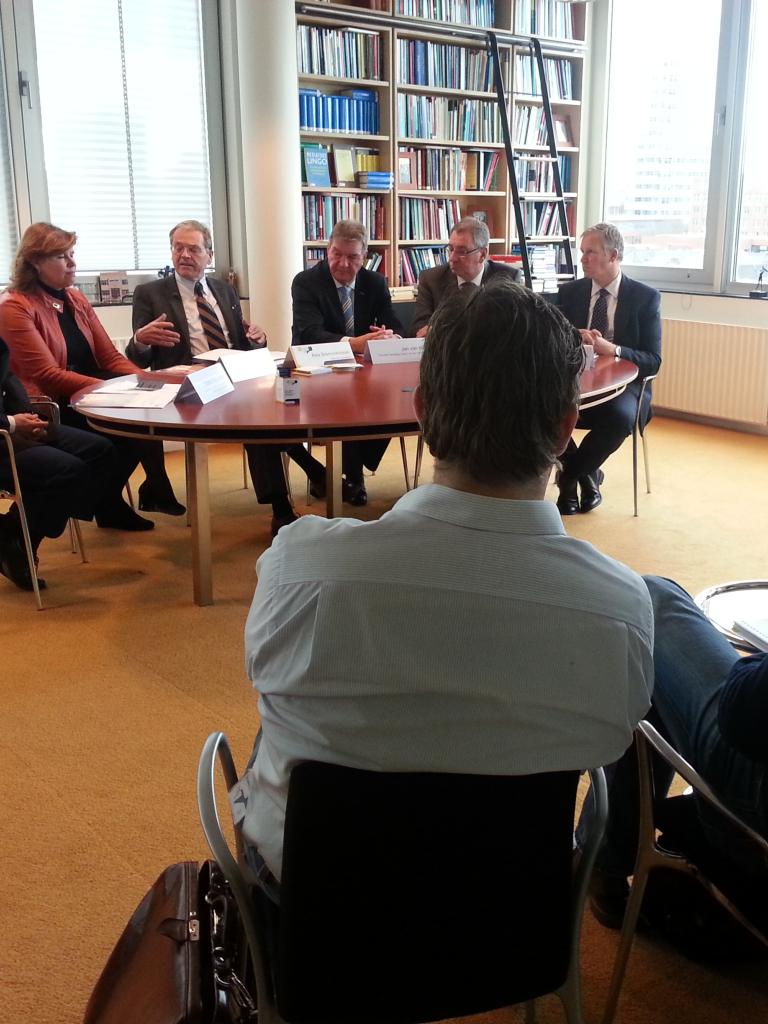 Foto van de persbijeenkomst op het bureau van de Nationale ombudsman over de omgang met spelregels 