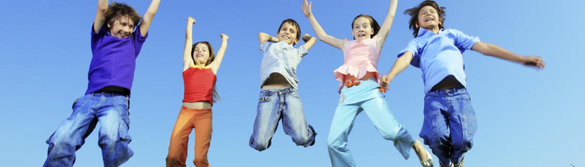 Foto van springende kinderen