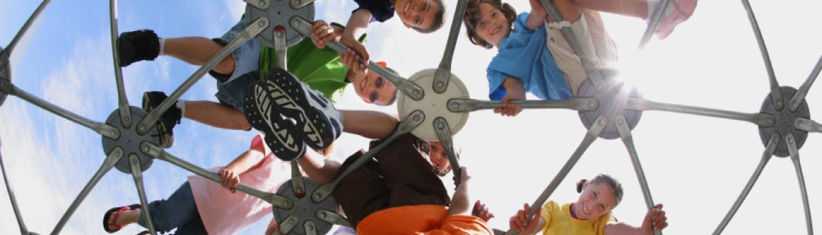Foto van kinderen op een speeltoestel
