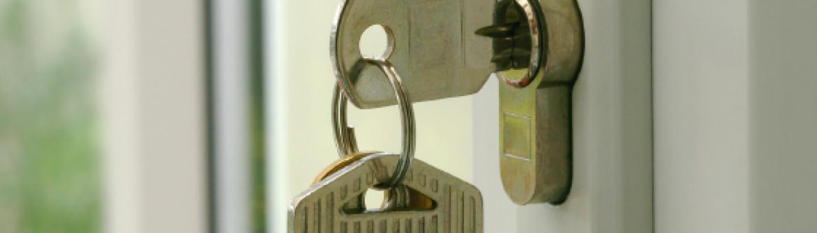 Foto van een sleutel in een slot