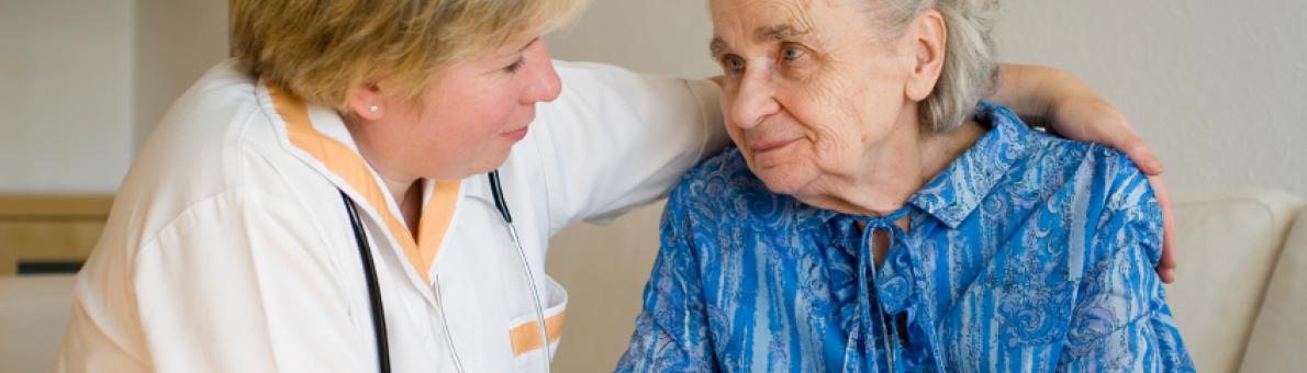 Foto van een verzorgster met een oudere vrouw