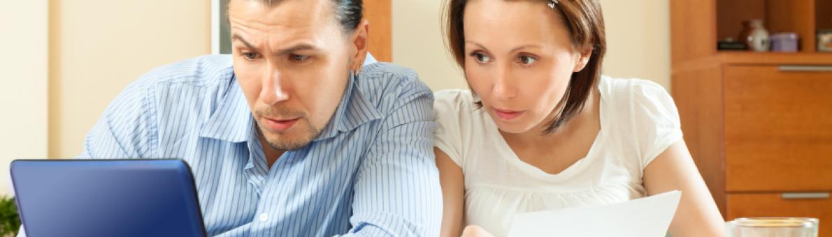 Man en vrouw met laptop aan tafel