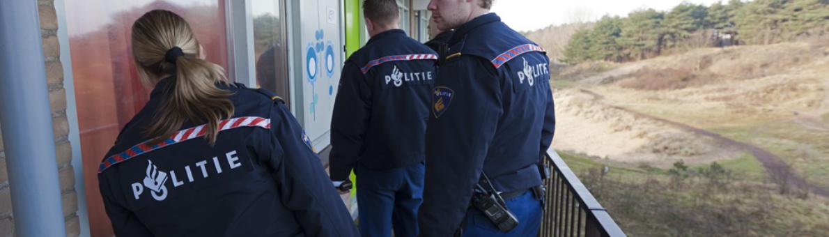 Politie voor woning, natuur op de achtergrond