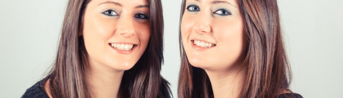 Tweeling zusjes met lang bruin haar