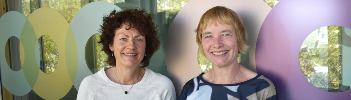 Marion van Dam (vrouw met kort donker gekruld haar) en Fleur Wery (vrouw met kort blond haar)