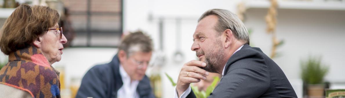 Reinier van Zutphen, de Nationale ombudsman, in gesprek met een senior vrouw. Reinier van Zutphen, de Nationale ombudsman, in gesprek met een senior vrouw.