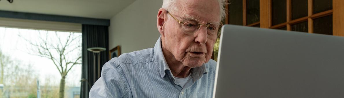 Oude man gebruikt laptop 
