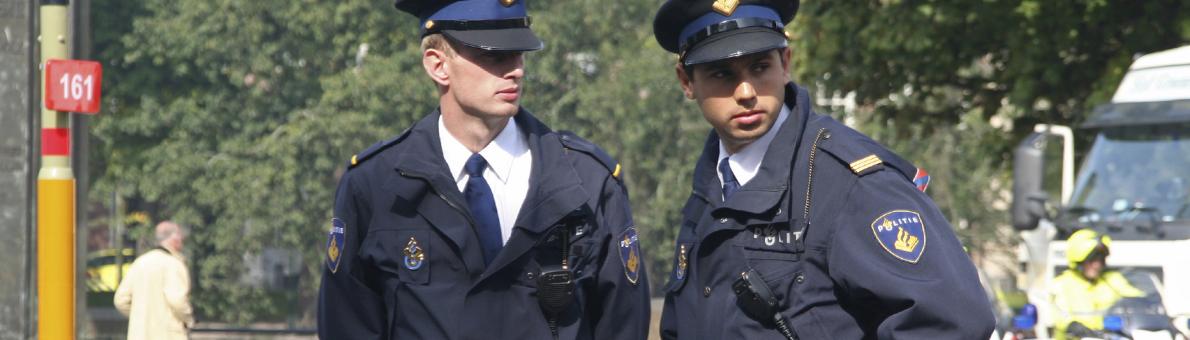 Foto van twee agenten