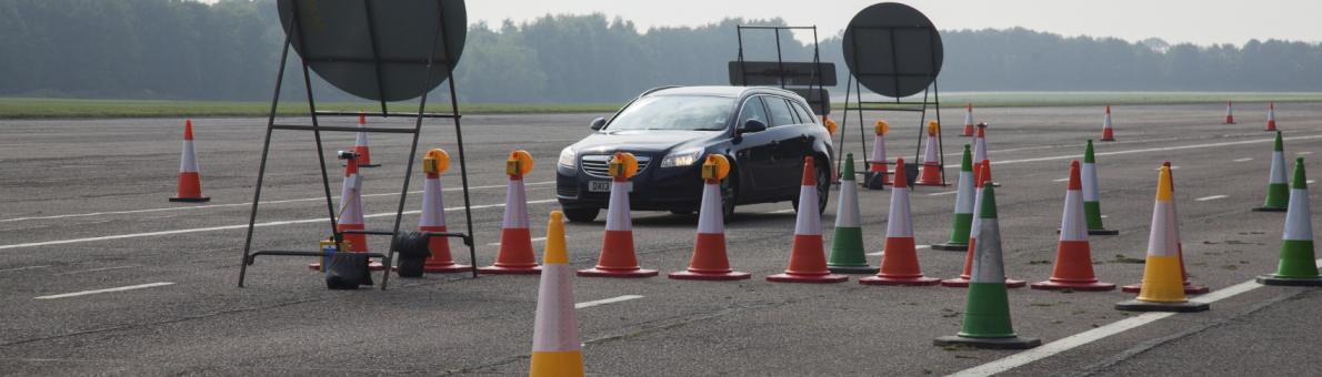 auto met pilonnen op de weg