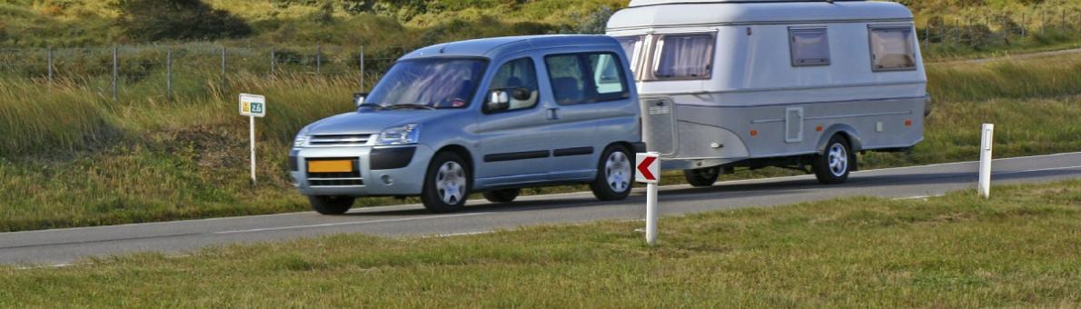 Foto van een auto met caravan