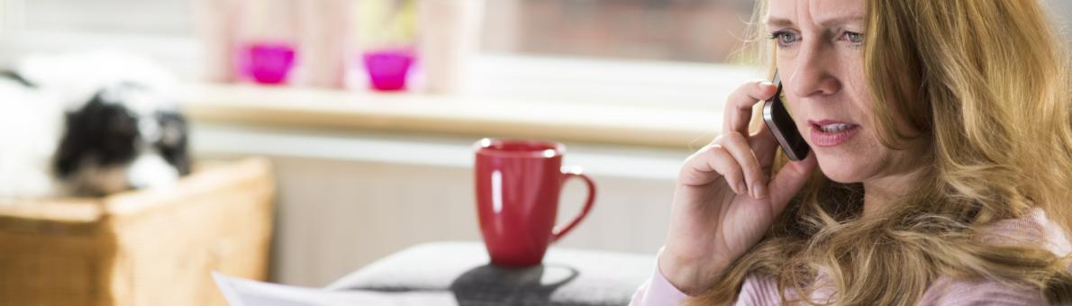 Vrouw aan de telefoon