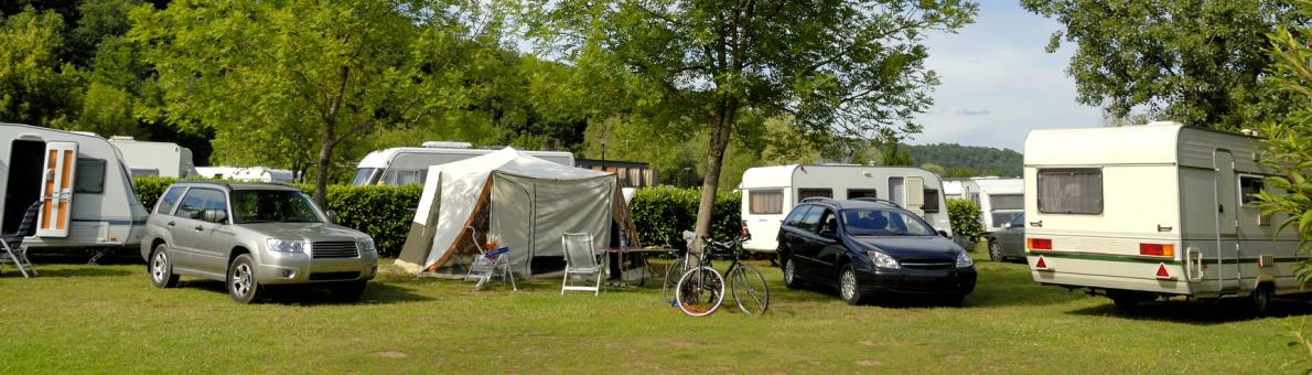 Foto van een camping met caravans
