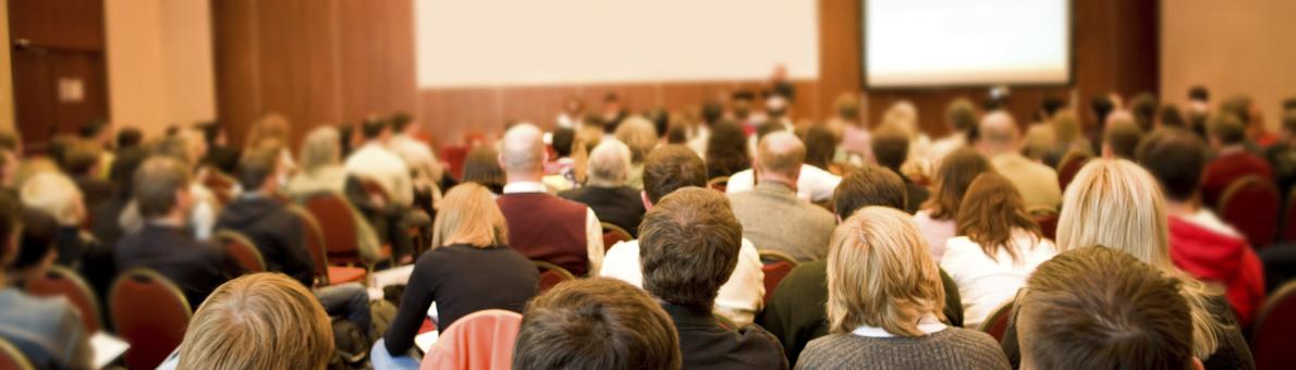 zittend publiek in zaal