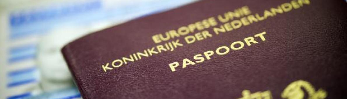 Foto van een Nederlands paspoort en identiteitskaart