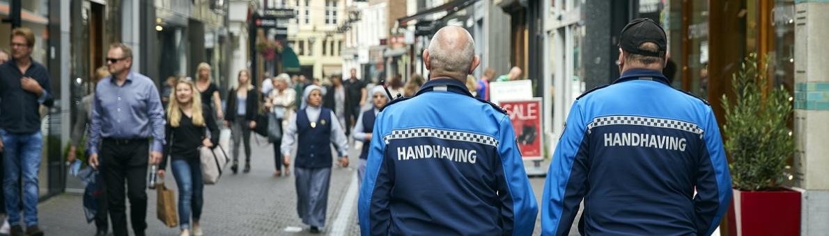 Buitengewoon opsporingsambtenaren in een winkelstraat