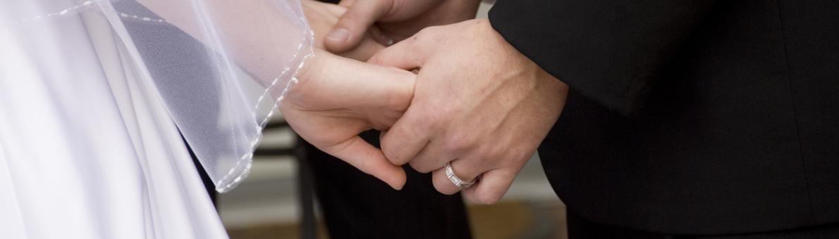 bruidspaar houdt elkaars handen vast