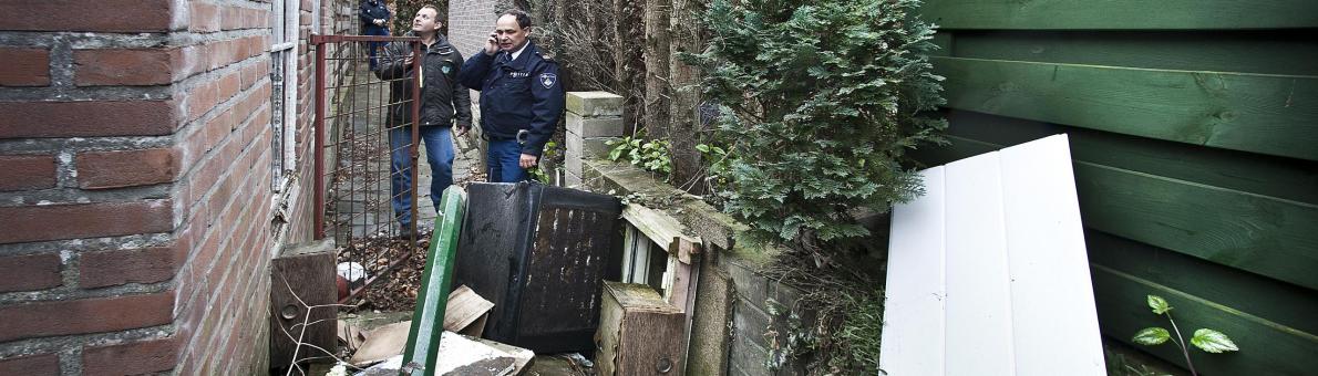 Foto van afval in de poort, handhaving staat erbij