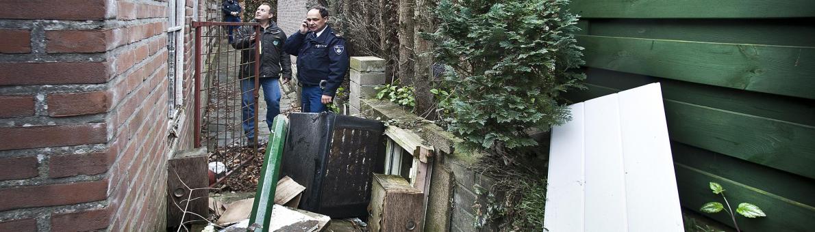 Foto van afval in de poort, handhaving staat erbij