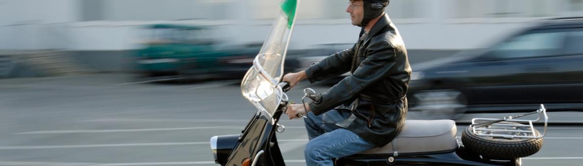 Een man op een scooter