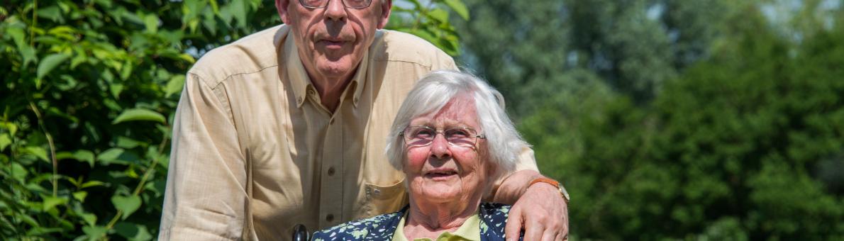 Foto van een mantelzorger en zijn vrouw