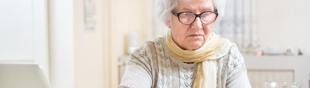 Oudere vrouw met een laptop