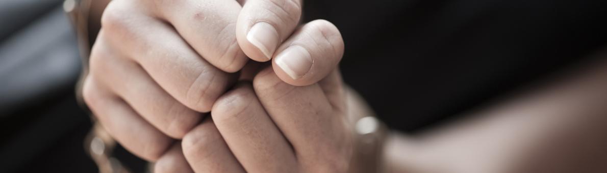 Vrouw met handboeien om