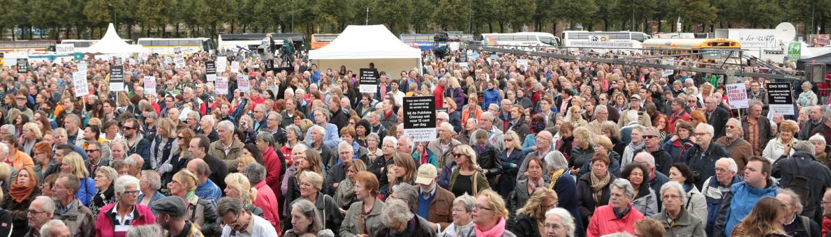 Groep demonstrerende mensen staan op het Malieveld in Den Haag