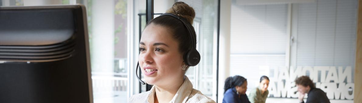 Medewerker Nationale ombudsman aan de telefoon op het Ombudsplein