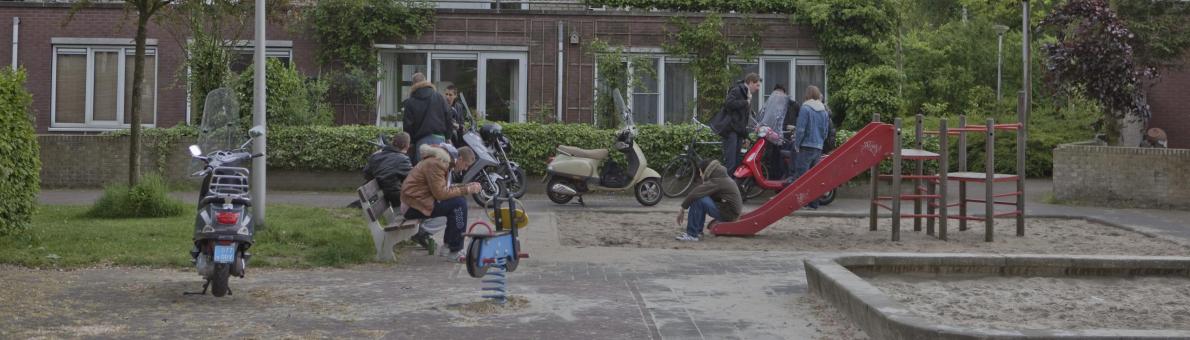 Hangjongeren bij een speeltuin