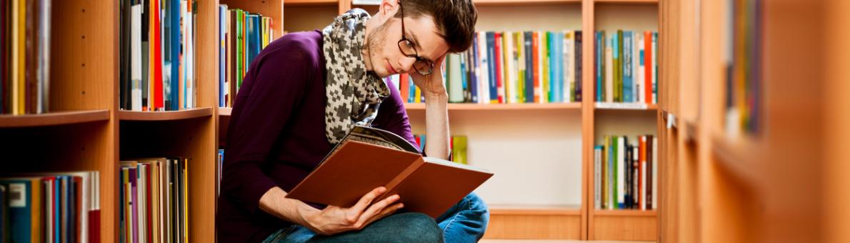 Foto van een jongen in de bibliotheek