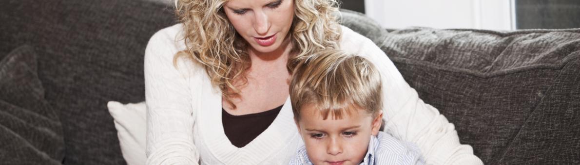 Moeder en zoon lezen in een boek