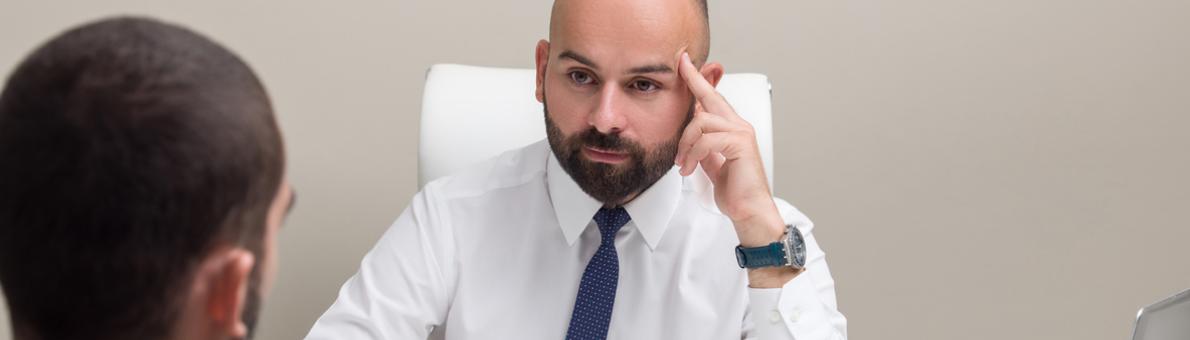 Twee mannen in overleg aan een bureau op kantoor