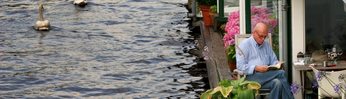 Foto van een man op een woonboot