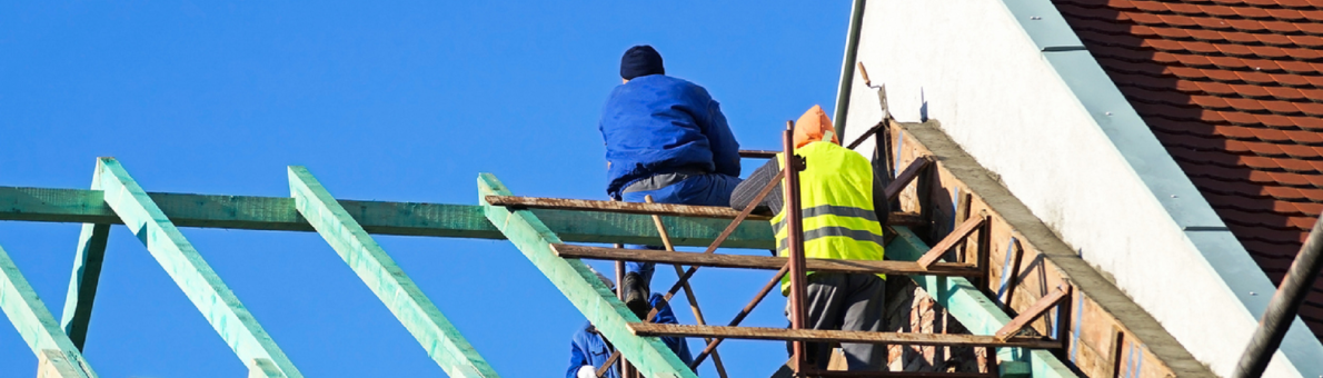 Twee mannen aan het werk met een aanbouw