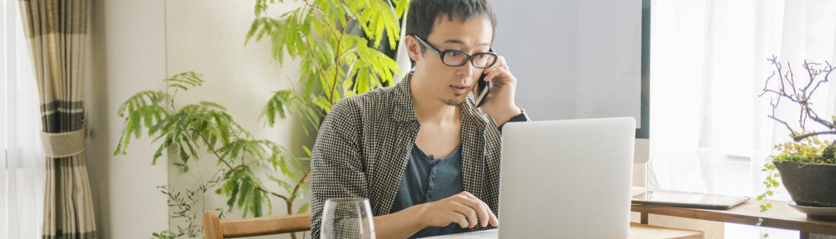 Foto van een Aziatische man aan de telefoon