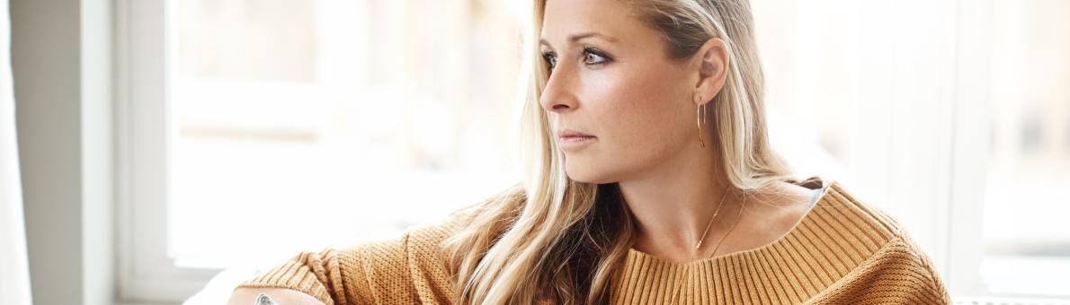 Foto van een vrouw met koffie in haar hand