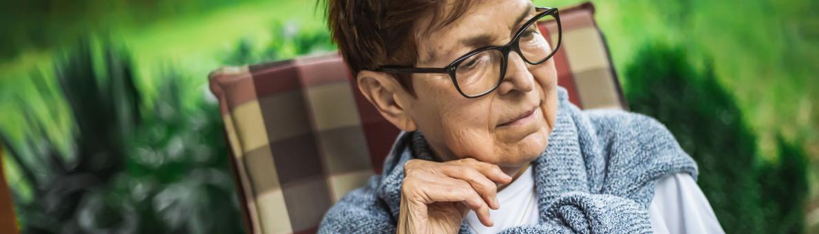 Vrouw leest krant in de tuin